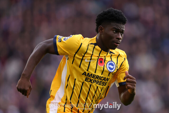 25일 파브리지오 로마노 보도에 따르면 맨체스터 유나이티드는 브라이튼의 카를로스 발레바와 개인 합의를 마치며 영입 가능성이 높아졌다. 전력 질주하고 있는 발레바./게티이미지코리아