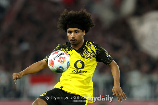 보루시아 도르트문트 카림 아데예미가 4월 5일 독일 슈투트가르트의 MHP아레나에서 열린 2025-26시즌 독일 분데스리가 28라운드 VfB 슈투트가르트와의 맞대결에서 공을 트래핑하고 있다. /게티이미지코리아