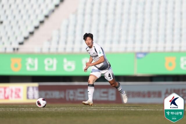 서울 이랜드가 26일 목동종합운동장에서 열린 화성FC와 9라운드 홈 경기에서 1-2로 패배했다. 드리블을 하고 있는 서울 이랜드 박진영./프로축구연맹 제공