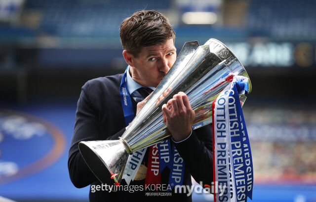 스티븐 제라드 전 레인저스 감독이 2020-21시즌 스코티시 프리미어십 우승을 차지한 뒤 트로피에 키스하고 있다. /게티이미지코리아