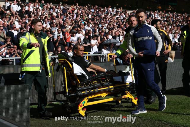 토트넘 홋스퍼 사비 시몬스가 25일 영국 울버햄프턴의 몰리뉴 스타디움에서 열린 2025-26시즌 잉글랜드 프리미어리그(PL) 34라운드 울버햄프턴 원더러스전에서 부상당한 뒤 들것에 실려 나가고 있다. /게티이미지코리아