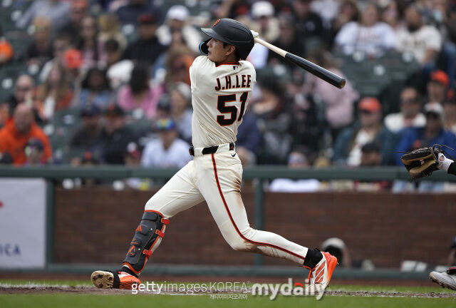 이정후가 27일 마이애미 말린스전 타격을 하고 있다./게티이미지코리아