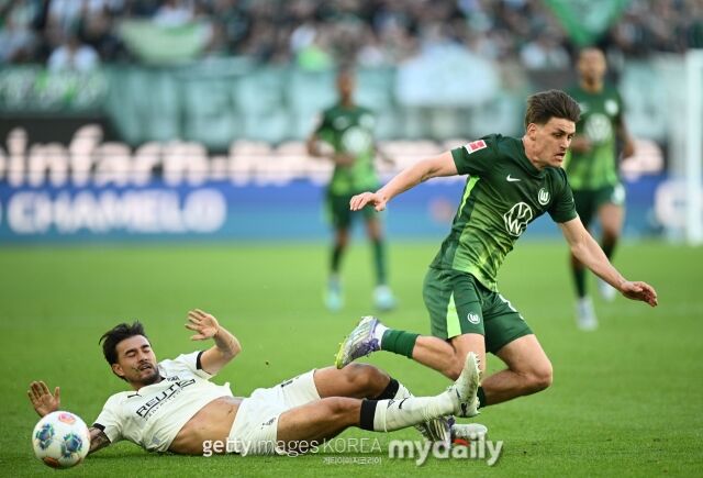 묀헨글라드바흐의 카스트로프가 25일 열린 볼프스부르크와의 2025-26시즌 분데스리가 원정 경기에서 태클을 하고 있다./게티이미지코리아