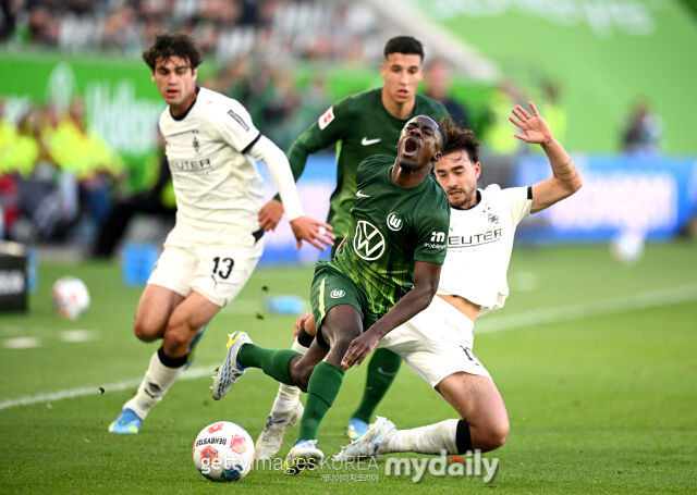 묀헨글라드바흐의 카스트로프가 25일 열린 볼프스부르크와의 2025-26시즌 분데스리가 원정 경기에서 태클을 하고 있다./게티이미지코리아