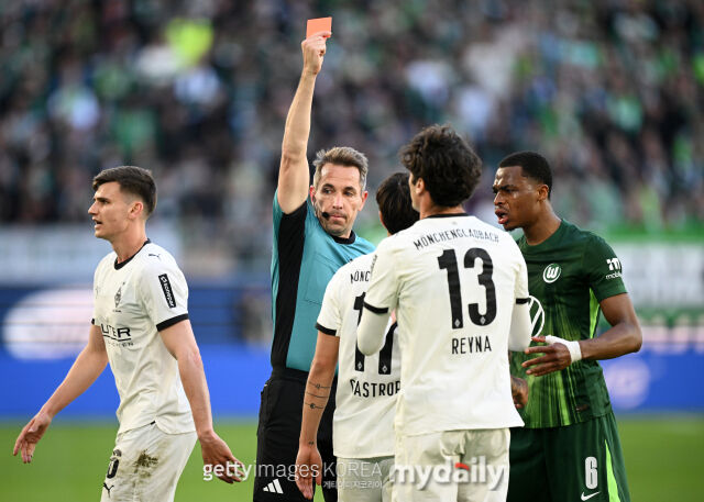 묀헨글라드바흐의 카스트로프가 25일 열린 볼프스부르크와의 2025-26시즌 분데스리가 원정 경기에서 레드카드를 받고 있다./게티이미지코리아