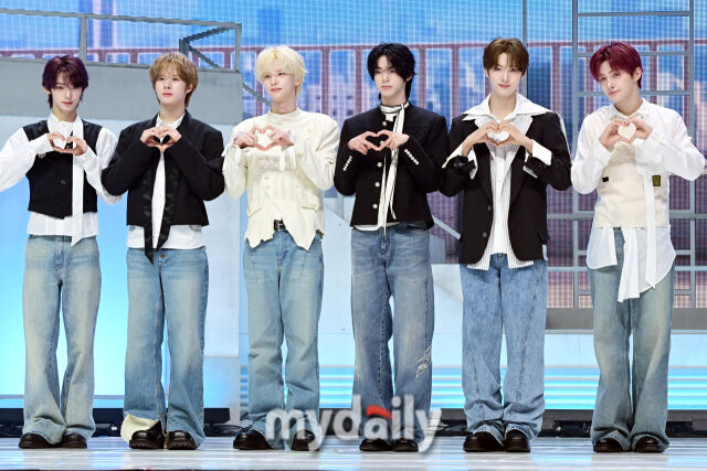 2026년 4월 27일 오후 서울 광진구 광장동 예스24 라이브홀에서 진행된 투어스 미니 5집 'NO TRAGEDY'의 쇼케이스에서 멤버들이 포즈를 취하고 있다. / 곽경훈 기자 (kphoto@mydaily.co.kr)