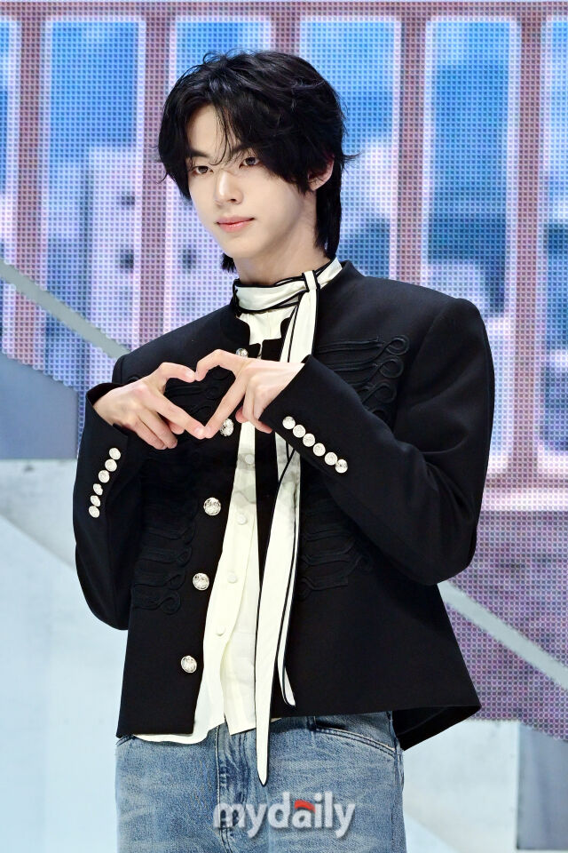 2026년 4월 27일 오후 서울 광진구 광장동 예스24 라이브홀에서 진행된 투어스 미니 5집 'NO TRAGEDY'의 쇼케이스에서 도훈이 포즈를 취하고 있다. / 곽경훈 기자 (kphoto@mydaily.co.kr)