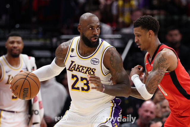 르브론(왼쪽)이 27일 휴스턴과 경기에서 드리블하고 있다. /게티이미지코리아