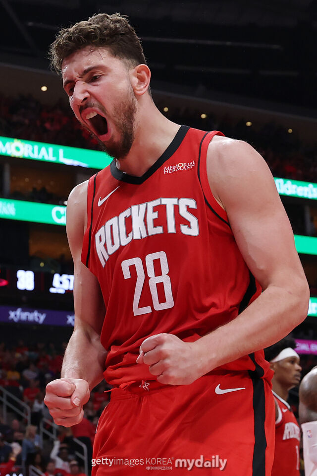 센귄이 27일 레이커스와 경기에서 득점에 성공한 후 포효하고 있다. /게티이미지코리아