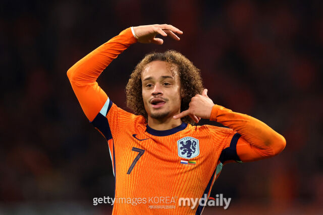 네덜란드 대표팀의 시몬스가 2025년 11월 열린 리투아니아와의 북중미월드컵 유럽예선 경기에서 세리머니를 펼치고 있다./게티이미지코리아