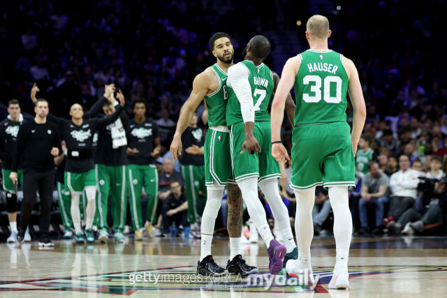 테이텀(왼쪽)이 27일 필라델피아와 경기에서 브라운과 가슴을 부딪치고 있다. /게티이미지코리아