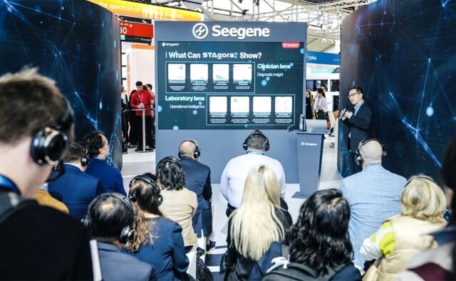 씨젠 관계자가 4월 17일부터 21일까지(현지시간) 독일 뮌헨에서 열린 ESCMID Global 2026 현장에서 방문객들을 대상으로 큐레카를 소개하며 발표를 진행하고 있다. /씨젠