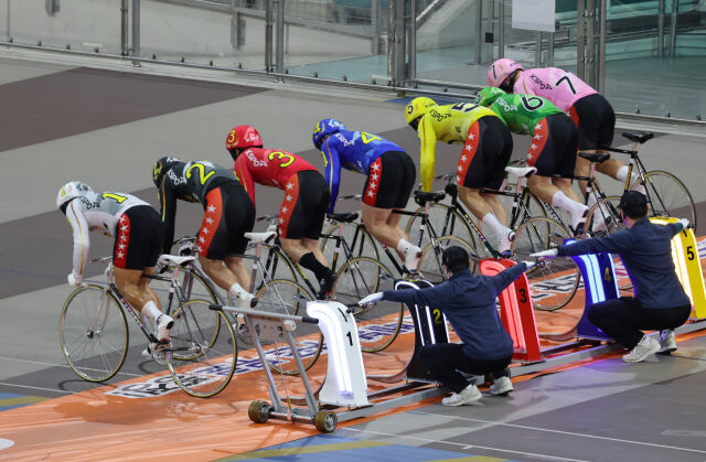 광명스피돔 특선급 경주에서 선수들이 출발대를 박차고 나가고 있다./경륜경정총괄본부 제공