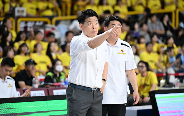 창원 LG는 27일 고양 소노 아레나에서 고양 소노와 4강 플레이오프 3차전을 치른다. 2차전 경기에서 지시를 내리고 있는 조상현 감독./KBL 제공