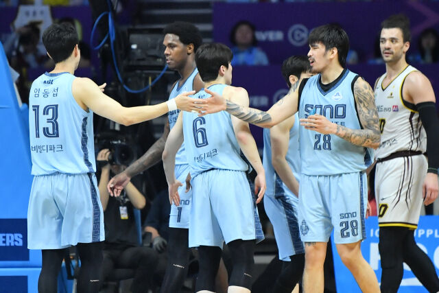 고양 소노가 27일 고양 소노 아레나에서 열린 창원 LG와의 4강 플레이오프 3차전에서 승리하며 챔피언결정전에 진출했다. 소노 선수단이 득점 후 하이파이브를 하고 있다./KBL 제공
