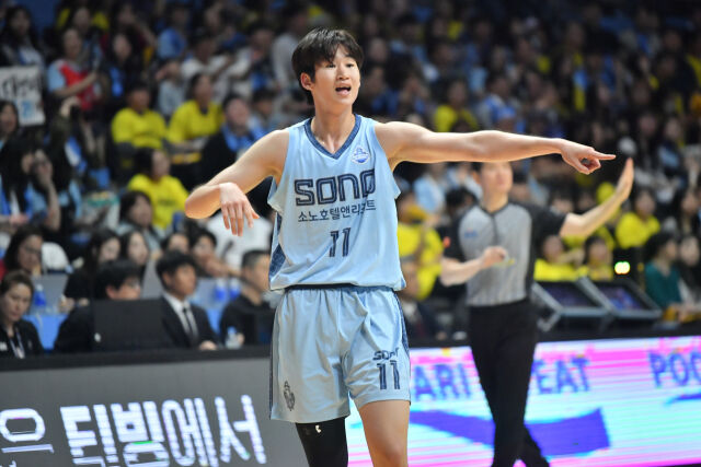 고양 소노가 27일 고양 소노 아레나에서 열린 창원 LG와의 4강 플레이오프 3차전에서 승리하며 챔피언결정전에 진출했다. 소노 이근준이 동료들에게 지시하고 있다./KBL 제공
