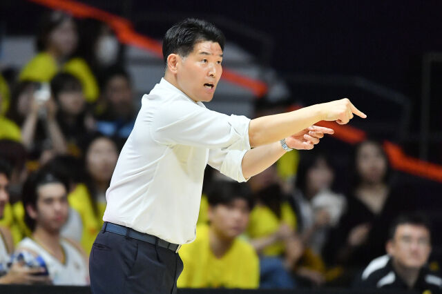 창원 LG가 27일 고양 소노 아레나에서 열린 고양 소노와의 4강 플레이오프 3차전에서 패배하며 탈락했다. 조상현 LG 감독이 선수들에게 지시를 하고 있다./KBL 제공