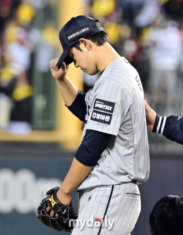 문동주가 교체되기 전 동료들에게 "죄송합니다"라며 사과하고 있다 / 잠실 = 유진형 기자 zolong@mydaily.co.kr