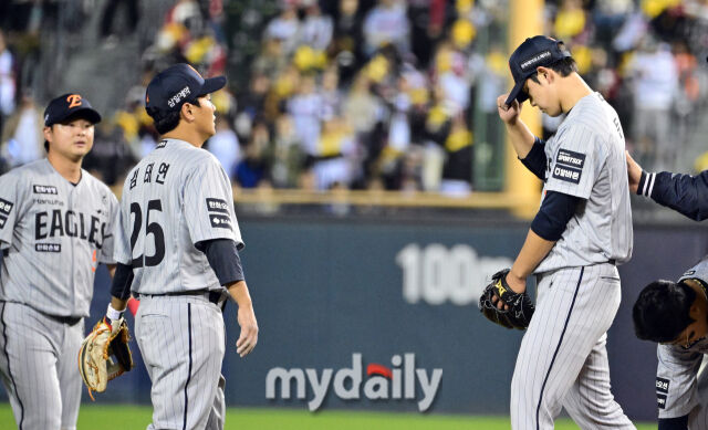 문동주가 교체되기 전 동료들에게 "죄송합니다"라며 사과하고 있다 / 잠실 = 유진형 기자 zolong@mydaily.co.kr