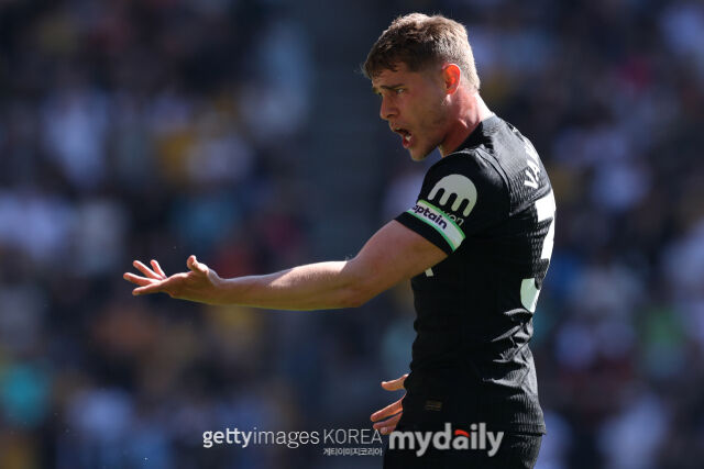 토트넘 수비수 판 더 벤이 25일 영국 울버햄튼에서 열린 2025-26시즌 프리미어리그 원정 경기에서 토트넘의 주장으로 출전했다./게티이미지코리아