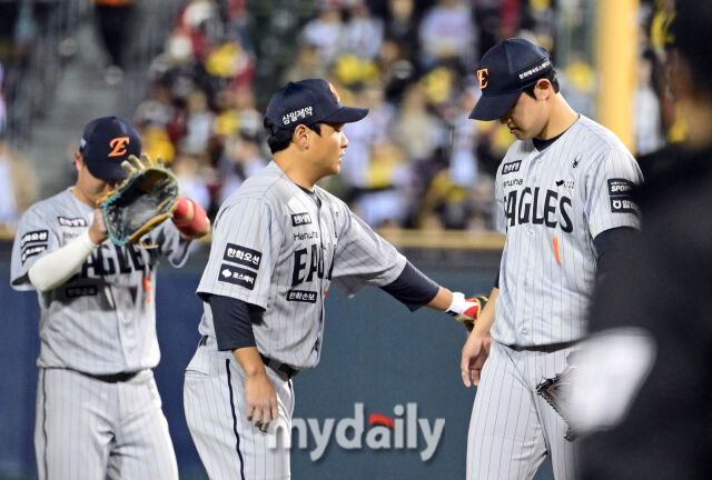문동주의 사과에 동료들이 격려하고 있다 / 잠실 = 유진형 기자 zolong@mydaily.co.kr