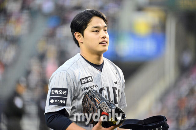 문동주가 미소 지으며 더그아웃으로 들어가고 있다 / 잠실 = 유진형 기자 zolong@mydaily.co.kr