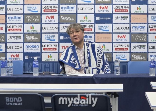 고양 소노가 27일 고양 소노 아레나에서 열린 창원 LG와의 4강 플레이오프 3차전에서 승리하며 챔피언결정전에 진출했다. 경기 후 인터뷰를 하고 있는 손창환 소노 감독./고양소노아레나=노찬혁 기자