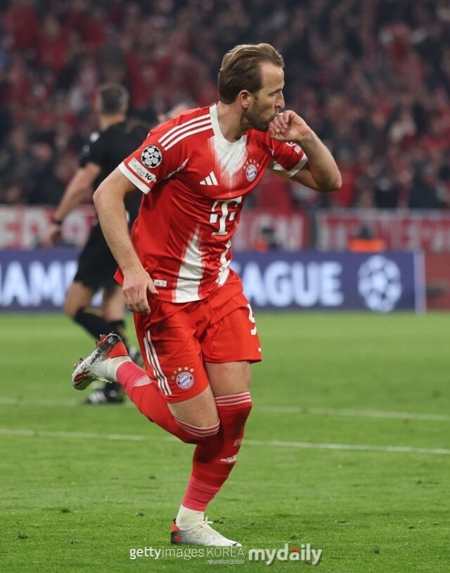 바이에른 뮌헨 공격수 케인이 15일 독일 뮌헨에서 열린 레알 마드리드와의 2025-26시즌 UEFA 챔피언스리그 8강 2차전에서 세리머니를 펼치고 있다./게티이미지코리아