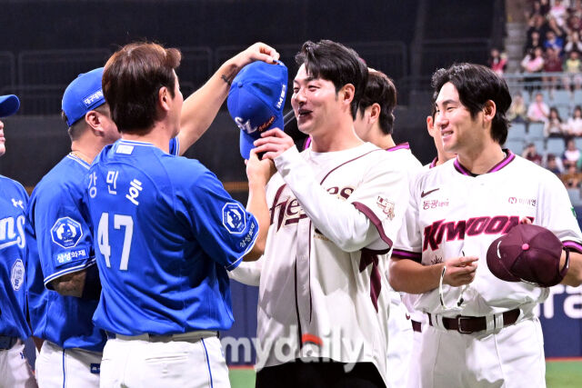 삼성 강민호가 모자를 박병호에게 직접 씌워 주고 있다.