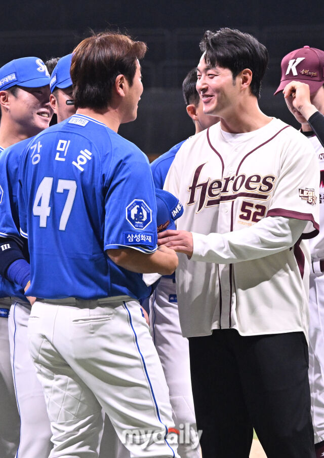 표정은 웃고 있지만 강렬한 박병호의 메시지 '그냥 들고 찍을께'