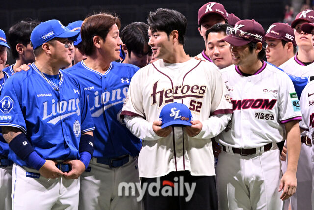 강민호의 끈질긴 권유에 모자를 공손하게 들고 있는 박병호.