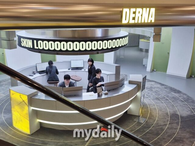 지하 2층 피부 클리닉 ‘더나’ 입구. /방금숙 기자