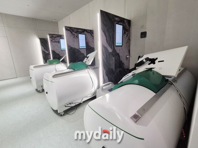 진공상태에서 고농도 산소를 주입하는 옥시젠 챔버. /방금숙 기자