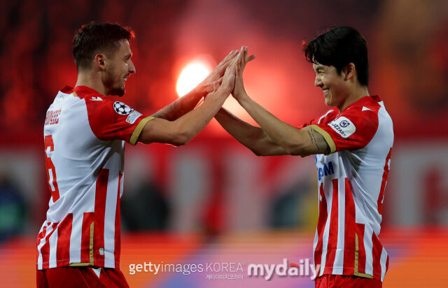 설영우(오른쪽)의 소속팀 즈베즈다가 27일 열린 파르티잔과의 2025-26시즌 세르비아 수페르리가 33라운드에서 승리를 거두며 리그 조기 우승을 확정했다./게티이미지코리아