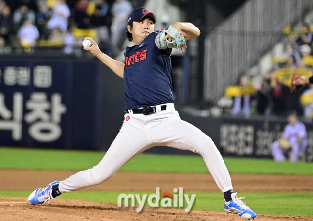 롯데 정철원이 16일 경기에서 역투하고 있다./마이데일리