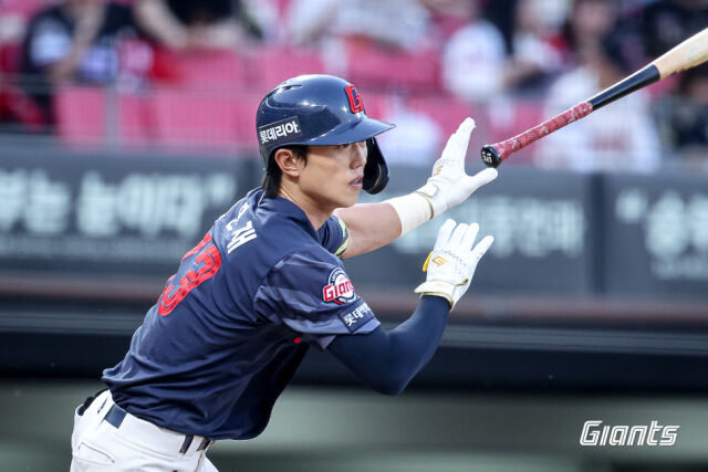 롯데 전민재가 25일 경기에서 타격하고 있다./롯데 자이언츠