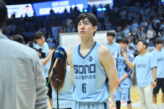 고양 소노가 27일 오후 7시 고양 소노 아레나에서 열린 창원 LG와의 홈 경기에서 90-80으로 승리를 거두며 챔피언결정전 진출을 확정했다. 소노 이정현이 경기 후 인터뷰에 임하고 있다./KBL 제공