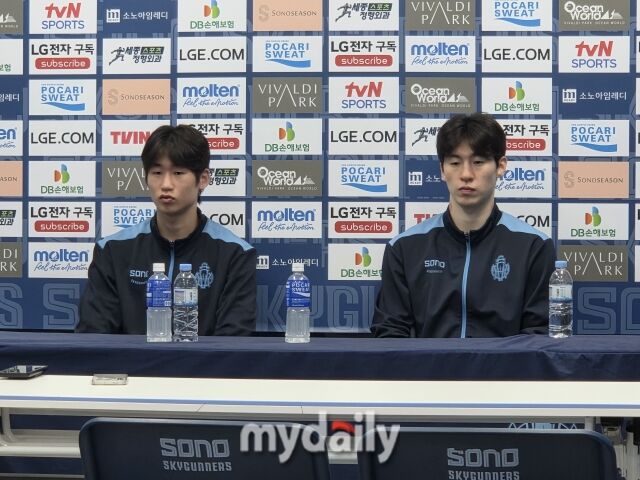 고양 소노가 27일 오후 7시 고양 소노 아레나에서 열린 창원 LG와의 홈 경기에서 90-80으로 승리를 거두며 챔피언결정전 진출을 확정했다. 소노 이근준(왼쪽)과 이정현이 경기 후 인터뷰를 하고 있다./고양소노아레나=노찬혁 기자