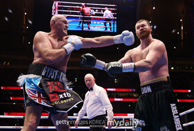 퓨리(왼쪽)가 11일 마흐무도프와 대결에서 공격에 성공하고 있다. /게티이미지코리아