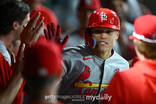 JJ 웨더홀트가 4월 28일 피츠버그 파이리츠전 홈런을 친 뒤 더그아웃에서 하이파이브를 하고 있다./게티이미지코리아