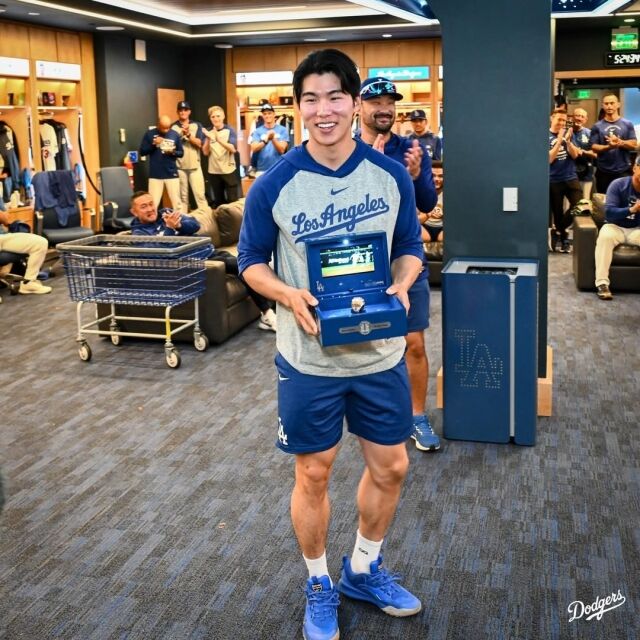 김혜성이 월드시리즈 우승 반지를 받고 기뻐하고 있다./다저스 SNS