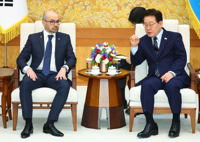 이재명 대통령이 27일 청와대에서 데미스 하사비스 구글 딥마인드 CEO(왼쪽)를 접견하고 있다. /뉴시스