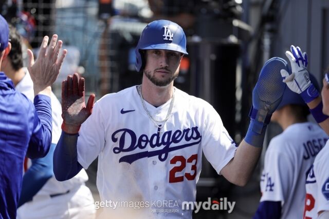 LA 다저스 카일 터커가 27일(이하 한국시각) 미국 캘리포니아주 로스엔젤레스 유니클로 필드 앳 다저스타디움에서 열린 시카고 컵스와의 홈 경기서 동료들과 하이파이브를 하고 있다./게티이미지코리아