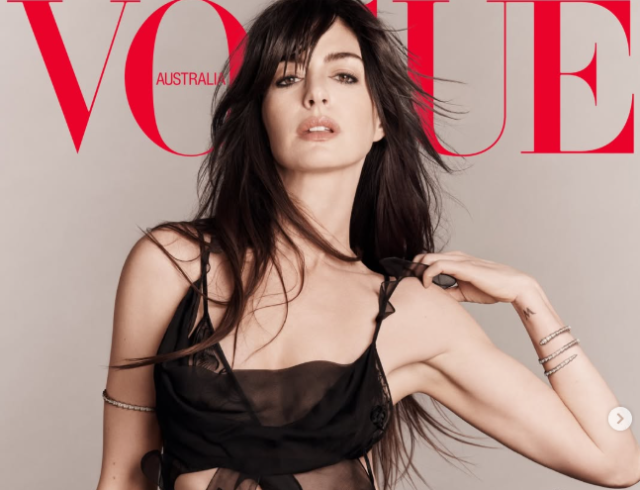 앤 해서웨이는 지난 25일 자신의 SNS를 통해 패션 매거진 ‘보그 오스트레일리아(VOGUE AUSTRALIA)’의 표지와 화보 컷을 공개하며 세월을 무색게 하는 미모를 과시했다./앤 해서웨이 소셜미디어, 보그 오스트레일리아