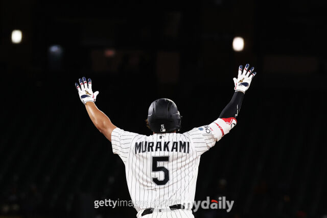 무라카미 무네타카가 4월 28일 홈런을 친 뒤 세리머니를 하고 있다./게티이미지코리아