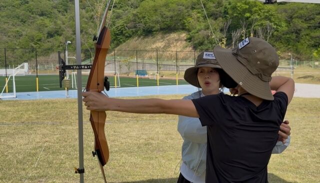 장혜진(왼쪽)이 스포츠 가치 교육 캠프에 참가해 양궁 강습을 벌이고 있다. /국민체육진흥공단 제공
