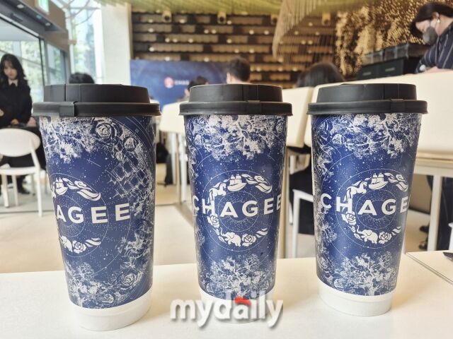 중국 전통 자수 패턴과 현대적인 타이포그래피를 결합한 차지의 시그니처 컵. /방금숙 기자