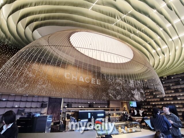 차지 강남 매장 내부. 밤하늘의 은하수를 수놓은 듯한 디자인에 한국적 요소를 더했다. /방금숙 기자