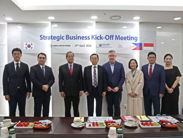 GDM 세티아디 대표(왼쪽 두번째부터), 덱사 마커스 디렉터, 한국유나이티드제약 강덕영 대표, 퀄리메드 아라곤 대표, 한국유나이티드제약 김귀자 부사장, 퀄리메드 긱 부사장. /한국유나이티드제약