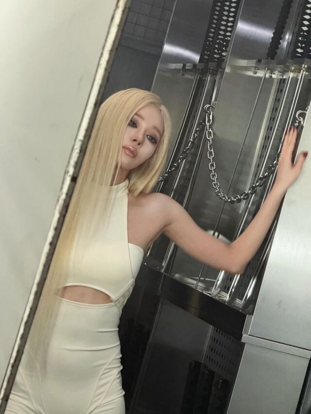 카리나와 윈터가 컴백을 앞두고 강렬한 콘셉트의 근황을 공개했다. / 카리나,윈터 SNS